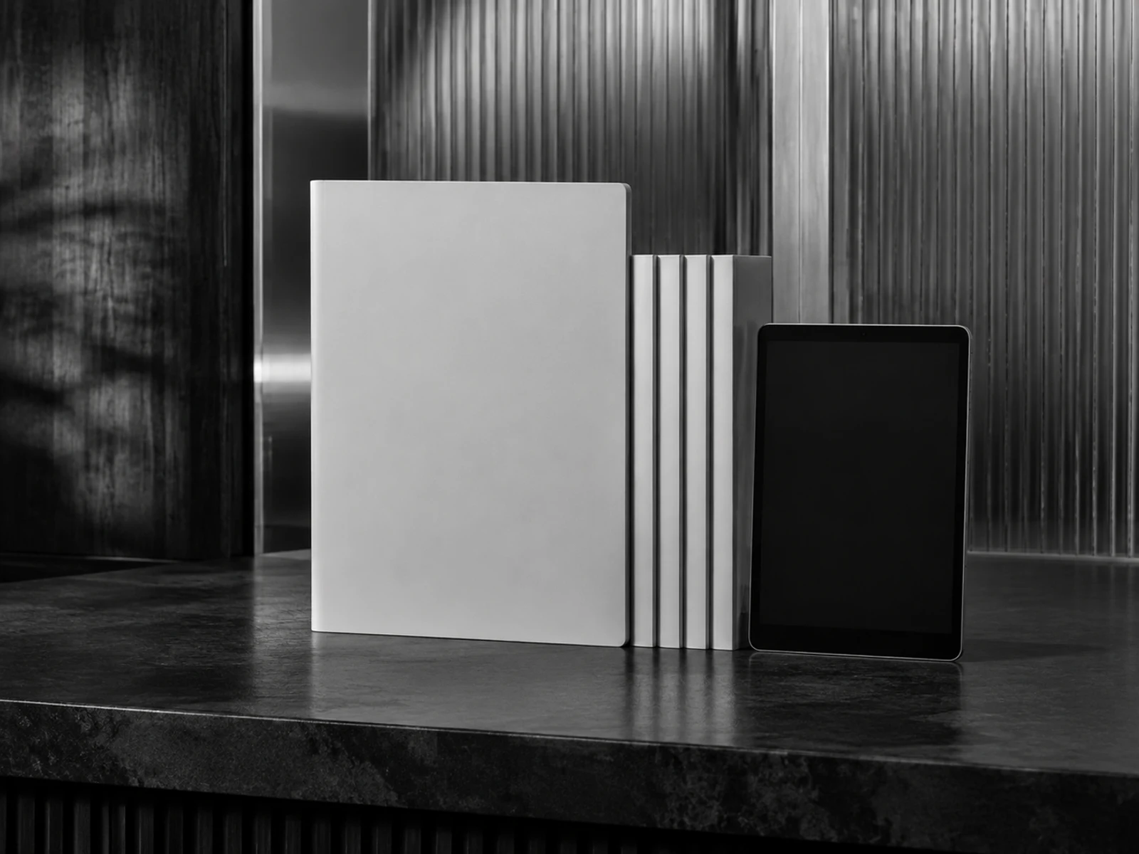 Dossiê branco sem texto, placas verticais e tablet escuro sobre mesa de pedra